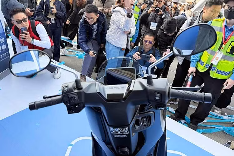 Xe được trang bị màn hình TFT 5 inch hiện đại hỗ trợ kết nối Honda RoadSync®, cho phép liên kết với điện thoại thông minh qua Bluetooth để nghe gọi, dẫn đường và sử dụng các tiện ích khác. Xe cũng được trang bị cổng sạc phía trước mở bằng SMART Key, hộc để đồ trước dung tích lớn tích hợp cổng sạc USB-C.