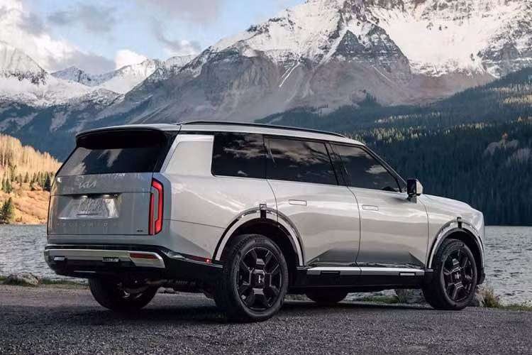 Kia cũng tăng phí vận chuyển lên 1.545 đô la (trước đây là 1.495 đô la), vì vậy, tổng cộng, phiên bản cơ bản của Telluride hiện đắt hơn 2.850 đô la. Giá tăng lên 43.635 đô la cho phiên bản S và 45.335 đô la cho phiên bản EX. Thêm hệ dẫn động bốn bánh (AWD) cho cả hai phiên bản sẽ làm tăng giá thêm 2.000 đô la.