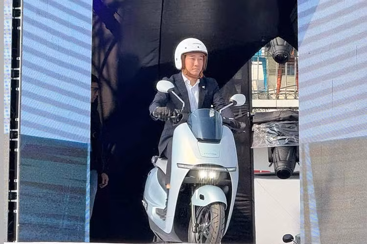 Honda Việt Nam (HVN) vừa chính thức giới thiệu mẫu xe máy điện hoàn toàn mới Honda UC3 2026, đánh dấu bước đi cụ thể và rõ ràng hơn trong chiến lược điện hóa xe hai bánh của hãng tại thị trường Việt Nam. Honda UC3 được phát triển dựa trên ý tưởng thiết kế "Intelligent Urban Life Partner" – Người bạn đồng hành thông minh cho cuộc sống đô thị.