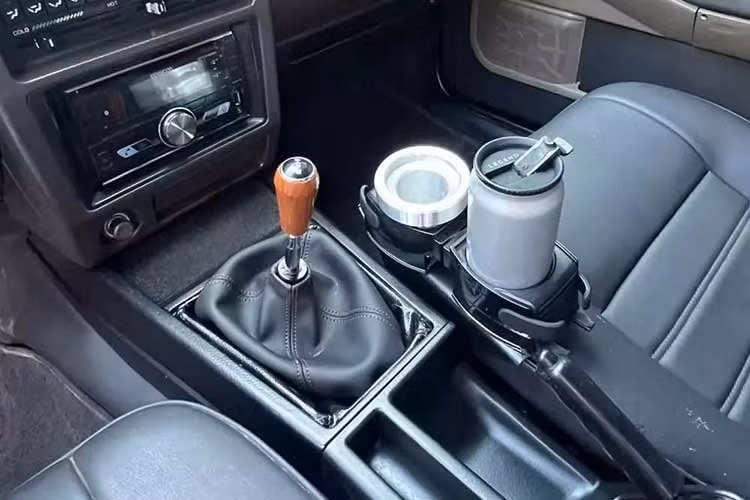 Như trước đây, danh sách tùy chọn rất phong phú. Các mục mới xuất hiện là việc thay thế bộ dò đài truyền hình bằng đầu đĩa CD Sony kết hợp với loa JBL và máy tạo ẩm cho hành khách ngồi phía sau. "Hệ thống treo siêu thanh" không còn được cung cấp nữa, và thay vào đó, hệ thống treo MacPherson được lắp đặt tùy chọn với các buồng khí bên trong kết hợp với tay đòn điều khiển phía dưới.