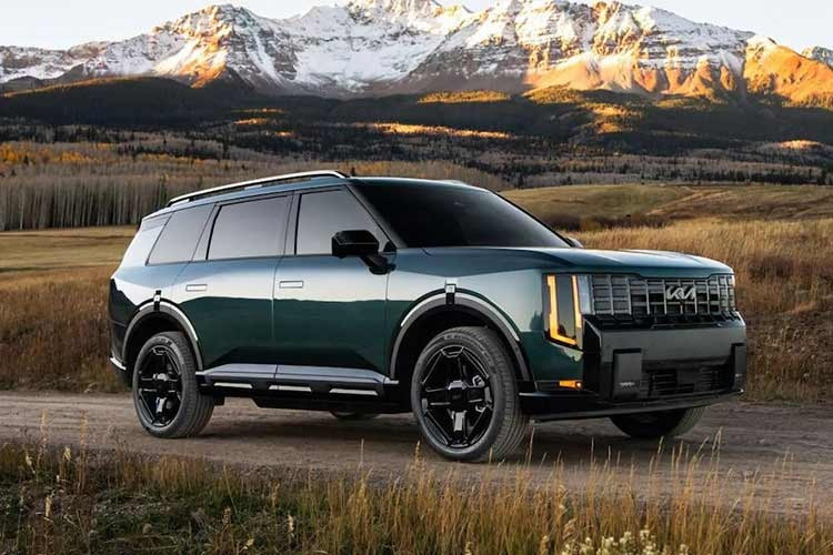 Kia mô tả thiết kế của mẫu SUV cỡ lớn này là “hình hộp không hối lỗi”. Tuy nhiên, có thể thấy ảnh hưởng của dòng SUV hạng sang Range Rover trên mẫu xe Hàn Quốc này vẫn rõ ràng, thậm chí còn rõ hơn Hyundai Palisade, đặc biệt là tay nắm cửa ẩn. Telluride 2026 sẽ được lắp ráp tại nhà máy West Point của Kia ở Georgia.