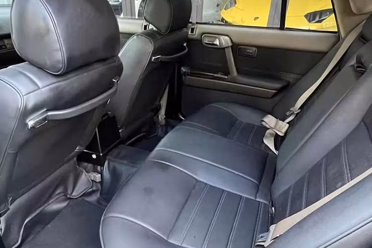 Phiên bản Gran Turismo thể thao có cản trước và sau ngắn hơn với bộ body kit và được trang bị động cơ VG20DET 2.0 lít , thay thế cho động cơ Urban/Urban X của thế hệ trước. Các mẫu SGL và GL trước đây được thay thế bằng tên gọi Classic mới. Phiên bản Sedan của Y31 đã được nâng cấp nhẹ khi ra mắt phiên bản Hardtop Y32 vẫn được sản xuất cho đến năm 2015 phục vụ thị trường cho thuê xe và taxi tại Nhật Bản.