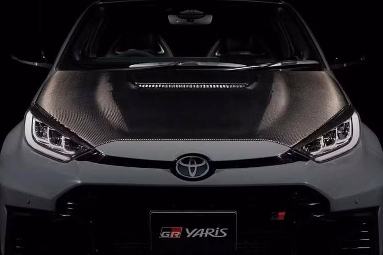 Toyota định vị GR Yaris Morizo RR như một biến thể giới hạn phục vụ những người yêu cảm giác lái. Xe được tinh chỉnh lại hệ thống treo theo dữ liệu thu thập từ trải nghiệm trên đường đua Nurburgring, với mục tiêu giữ lốp bám đường ngay cả trên những bề mặt không bằng phẳng.