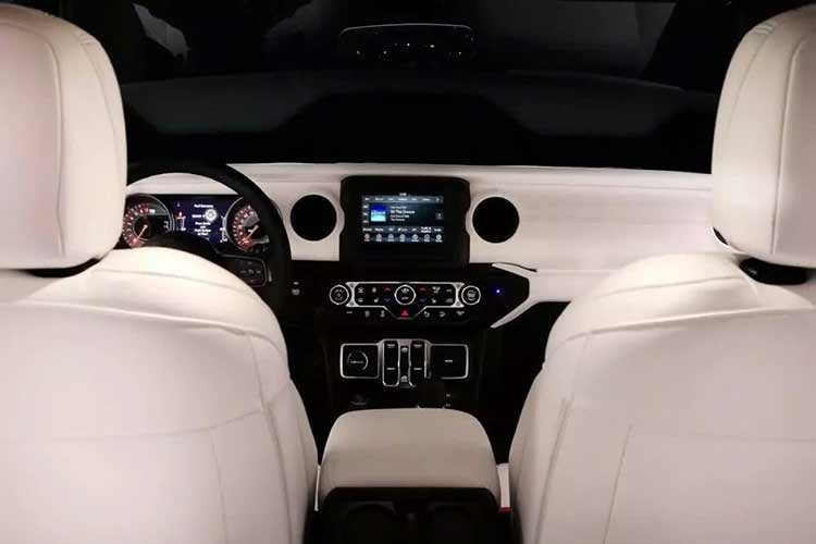 Sau đó, mọi thứ trở nên phức tạp hơn với 45.000 đô la, khách hàng tiềm năng có thể sở hữu động cơ V8 HEMI 392 6.4 lít – công suất 500 mã lực. Đối với những người dũng cảm đối mặt với ngày tận thế và quan tâm đến môi trường, thậm chí còn có gói hybrid miễn phí: động cơ Jeep 2.0 lít tương tự được hỗ trợ thêm 17 kW điện, có thể giúp chiếc xe tăng di chuyển chính xác 20 dặm chỉ bằng năng lượng điện.