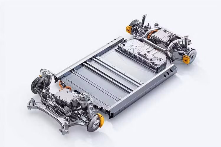 Phiên bản Max mới đạt công suất tối đa 680 mã lực thay vì mức 664 mã lực cũ. Những thay đổi khác liên quan đến hệ truyền động gồm hệ thống treo khí nén hai buồng với công nghệ kiểm soát giảm chấn liên tục (CDC) được trang bị cho cả bản Pro và Max. Trước đây, hệ thống này chỉ có trên Max.