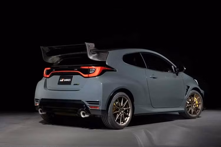 Ngoại hình của xe gây ấn tượng với cánh gió sau bằng sợi carbon cỡ lớn, nắp ca-pô bằng vật liệu nhẹ, ốp hông và cản trước khí động học, kết hợp cùng bộ mâm hợp kim màu đồng mờ và cùm phanh sơn vàng nổi bật. Toyota còn bổ sung màu sơn đặc biệt Gravel Khaki, tăng thêm dấu ấn cá nhân cho mẫu xe giới hạn.