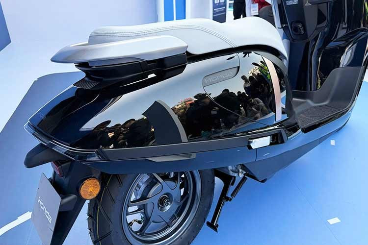Về sức mạnh, xe sử dụng mô tơ điện tích hợp tại bánh sau do Honda tự phát triển, cho công suất tối đa 6,0 kW, đảm bảo khả năng vận hành ổn định ngay cả trong điều kiện ngập nước – một yếu tố quan trọng với giao thông đô thị Việt Nam. Tốc độ tối đa đạt 80 km/h, trong khi khả năng tăng tốc từ 0–20 m được Honda cho biết tương đương các dòng xe xăng phân khối 160cc.