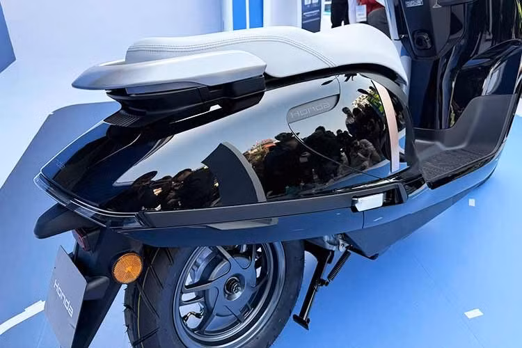 Về sức mạnh, xe sử dụng mô tơ điện tích hợp tại bánh sau do Honda tự phát triển, cho công suất tối đa 6,0 kW, đảm bảo khả năng vận hành ổn định ngay cả trong điều kiện ngập nước – một yếu tố quan trọng với giao thông đô thị Việt Nam. Tốc độ tối đa đạt 80 km/h, trong khi khả năng tăng tốc từ 0–20 m được Honda cho biết tương đương các dòng xe xăng phân khối 160cc.