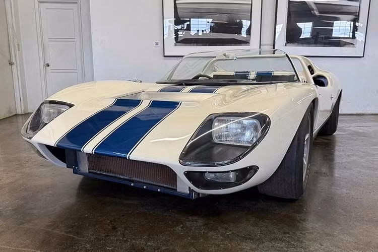 Chiếc GT40 Mk 1 đời 1965 này đến từ một người bán cá nhân trên eBay ở Hermosa Beach, California, là 1 tác phẩm tâm huyết của chính Carol Shelby. Câu chuyện thì ai cũng biết. Ford đã suýt mua lại Ferrari, cùng với bộ phận đua xe của họ, từ chính ông trùm Enzo Ferrari, trước khi vị tộc trưởng người Ý này bất ngờ tuyên bố từ chối vào phút chót.