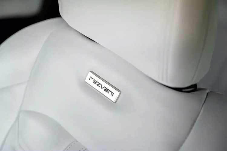 Dĩ nhiên, bạn không thể nào im lặng khi lái xe qua bãi mìn và đối mặt với kẻ thù cầm súng trường tấn công. Đó là lý do tại sao hệ thống ống xả kép thể thao trị giá 4.500 đô la với đầu ống xả lớn hơn lại hữu ích. Để tham khảo, lốp 40 inch chỉ có giá 1.750 đô la – cả bộ, không phải mỗi chiếc – thay vì lốp 37 inch tiêu chuẩn.