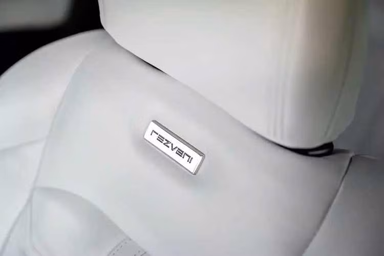 Dĩ nhiên, bạn không thể nào im lặng khi lái xe qua bãi mìn và đối mặt với kẻ thù cầm súng trường tấn công. Đó là lý do tại sao hệ thống ống xả kép thể thao trị giá 4.500 đô la với đầu ống xả lớn hơn lại hữu ích. Để tham khảo, lốp 40 inch chỉ có giá 1.750 đô la – cả bộ, không phải mỗi chiếc – thay vì lốp 37 inch tiêu chuẩn.