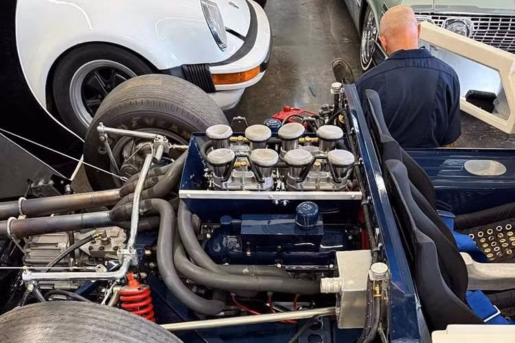 Do đó, mọi khía cạnh của chiếc xe thể thao Ford GT40 Le Mans Prototype 1965 này, từng con ốc vít trong cấu tạo của nó, đều là phụ tùng mới tồn kho hoặc đã được tân trang hoàn toàn.