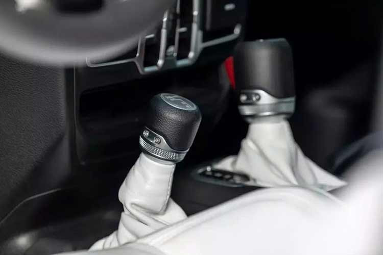 Ngoài ra bộ đồng hồ đo màu tùy chỉnh có giá 3.500 đô la, chính xác bằng với giá của cản trước Steel Ram, hoặc hệ thống bơm/xả hơi lốp. Nếu bạn chọn đúng màu sắc cho ghế và đường chỉ khâu, bạn có thể biến chiếc SUV này thành chiếc xe nam tính tuyệt vời nhất từ ​​trước đến nay.