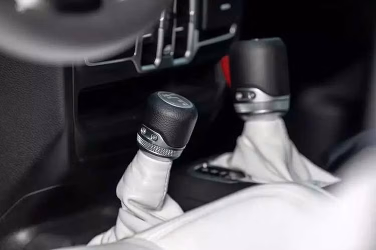 Ngoài ra bộ đồng hồ đo màu tùy chỉnh có giá 3.500 đô la, chính xác bằng với giá của cản trước Steel Ram, hoặc hệ thống bơm/xả hơi lốp. Nếu bạn chọn đúng màu sắc cho ghế và đường chỉ khâu, bạn có thể biến chiếc SUV này thành chiếc xe nam tính tuyệt vời nhất từ ​​trước đến nay.