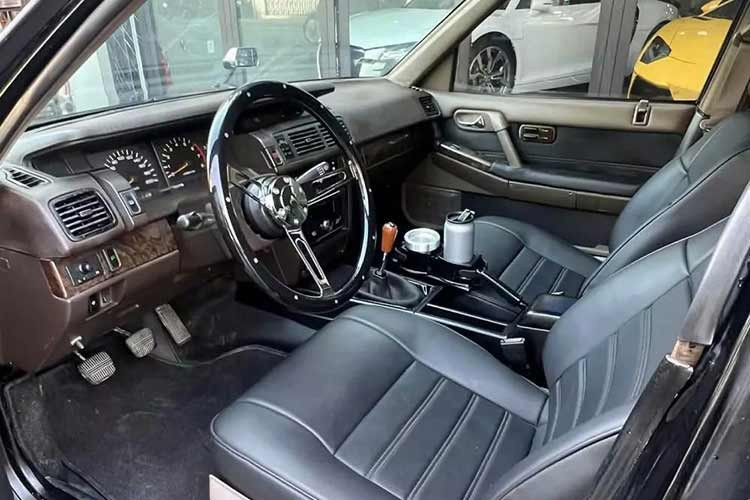 Ngoại thất chiếc Nissan Cedric này có màu đen, các chi tiết đều ở tình trạng nguyên bản nhất có thể, bao gồm cặp gương trên nắp capô, đèn pha, đèn hậu, mâm và tất nhiên còn nội thất, xe có điểm sáng chính là logo UN đã dán màu nổi trên nền sơn đen, trước đây đều được dán màu đen. Nội thất xe độ thêm 2 bảo bối bất ly thân của chủ xe, hộp đựng cà phê và gạt tàn xì gà.