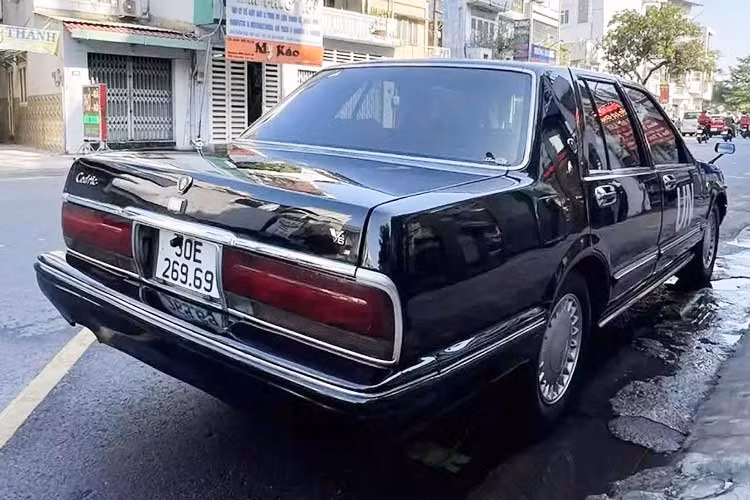 Chiếc Nissan Cedric này nhiều khả năng thuộc thế hệ thứ 7, xe này có mã Y31 được sản xuất từ ​​cuối năm 1987 đến năm 1991 dành cho mục đích sử dụng cá nhân, có cả phiên bản Sedan và Hardtop. Thế hệ này là một trong những dòng xe phổ biến nhất của Nissan, khi nền kinh tế Nhật Bản đang phát triển mạnh mẽ trước khi bong bóng giá tài sản Nhật Bản vỡ vào giữa năm 1991.