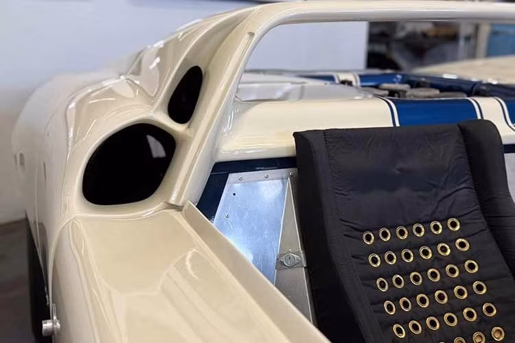 Thậm chí, vào năm 1969, Ferrari còn thua tại Le Mans trước một chiếc GT40 Mk I được sửa đổi và tài trợ tư nhân, do tay đua người Anh lập dị John Wyer điều khiển. Chiếc GT40 Mk I đặc biệt này ra đời trước khi nó đạt được tất cả thành công, sự kính trọng và tai tiếng.