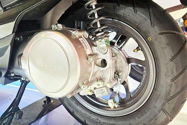 Về khả năng sạc, mẫu xe máy điện Honda UC3 2026 tại Việt Nam đạt chuẩn sạc CHAdeMO cho xe hai bánh. Bộ sạc 1.200 W đi kèm cho phép sạc đầy pin từ 0–100% trong khoảng 4 giờ, hoặc từ 20–80% trong khoảng 2 giờ.