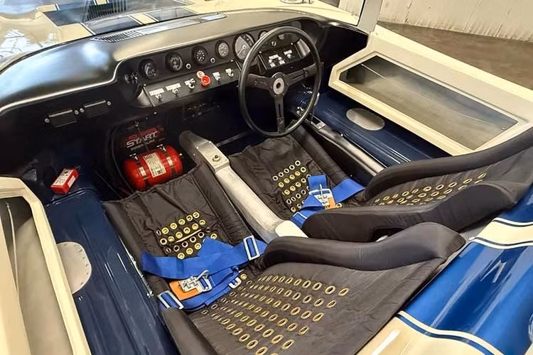 Không cần phải lo lắng, vì Carroll Shelby và đội của ông đã đáp lại thử thách chiến thắng tại Le Mans với chiếc GT40 Mk II được cải tiến hơn nữa. Giờ đây, với động cơ V8 427 cubic inch, Ford đã liên tục đánh bại Ferrari năm này qua năm khác trong suốt phần còn lại của thập kỷ.