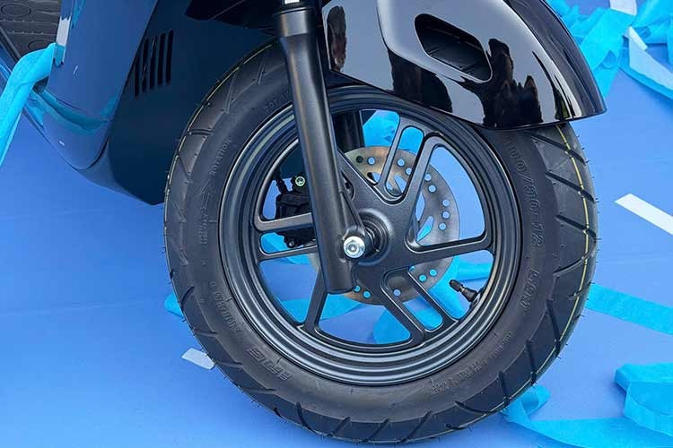 Nhờ hệ thống phanh tái sinh, xe có thể đạt quãng đường di chuyển khoảng 120 km cho mỗi lần sạc theo tiêu chuẩn WMTC. Về an toàn và tiện ích, Honda UC3 được trang bị phanh kết hợp CBS, ba chế độ lái (Tiêu chuẩn, Thể thao, Tiết kiệm) cùng chế độ hỗ trợ lùi, giúp người dùng linh hoạt hơn trong không gian hẹp.