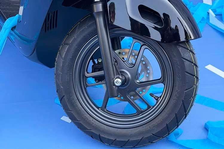 Nhờ hệ thống phanh tái sinh, xe có thể đạt quãng đường di chuyển khoảng 120 km cho mỗi lần sạc theo tiêu chuẩn WMTC. Về an toàn và tiện ích, Honda UC3 được trang bị phanh kết hợp CBS, ba chế độ lái (Tiêu chuẩn, Thể thao, Tiết kiệm) cùng chế độ hỗ trợ lùi, giúp người dùng linh hoạt hơn trong không gian hẹp.