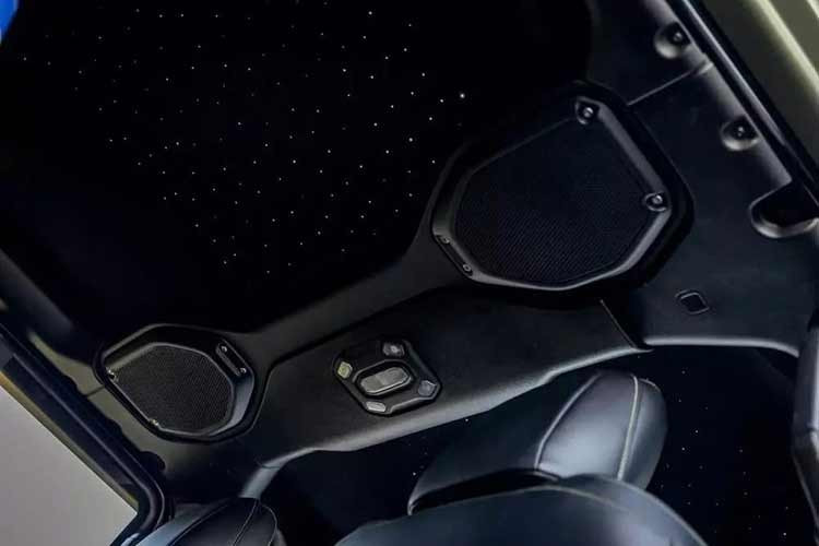 Xe còn có hệ thống thông tin giải trí trị giá 9.500 đô la, với màn hình cảm ứng 10 inch, sáu loa Focal và hai giá đỡ ampli tùy chỉnh thì sao? Hay 6.250 đô la cho trần xe in hình sao? Với số tiền đó, bạn có thể mua gói bảo hành 7 năm đến bốn lần.