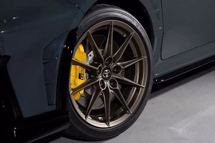 Ngoài ra, hệ dẫn động 4 bánh cũng được nâng cấp với chế độ Morizo, phân bổ lực kéo trước-sau theo tỷ lệ 50:50 – thay thế chế độ Gravel 53:47 trước đó. Trợ lực lái điện cũng được tinh chỉnh để nâng cao phản hồi vô-lăng.