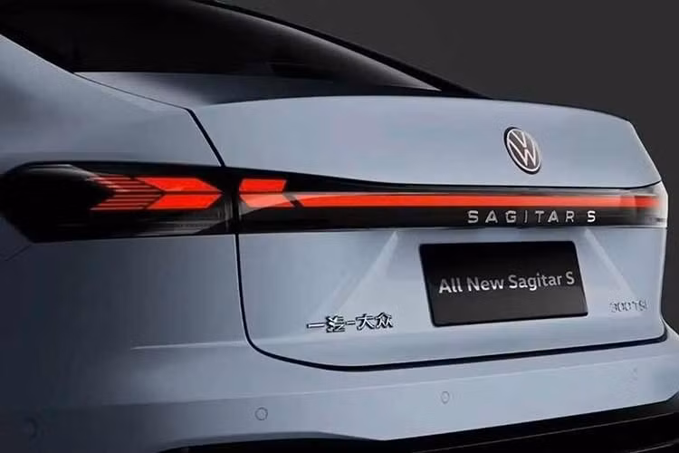 Trong khi đó, phần đầu xe được bo tròn hơn với cụm đèn pha thanh mảnh và các hốc gió nối liền nhau trên cản trước. Ở phía sau, Volkswagen Sagitar S trông như phiên bản giá rẻ của Audi A5 nhờ dải đèn hậu kéo dài toàn chiều rộng và bộ khuếch tán sơn cùng màu thân xe.