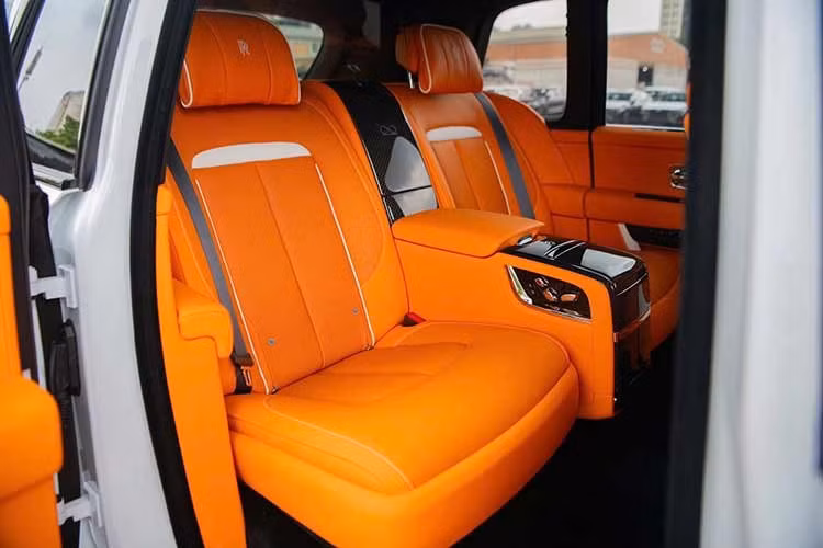 Ngoài ra, trên lưng ghế trước còn được gắn thêm hai màn hình giải trí và bàn picnic, có thể đóng/mở tự động bằng nút bấm bên cạnh. Trần xe được trang trí bầu trời đầy sao tạo từ 1.344 bóng LED siêu nhỏ - thường thấy trên các dòng xe siêu sang nhà Rolls-Royce.