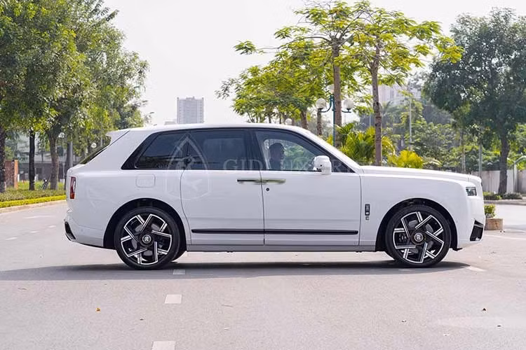 Ở thế hệ mới, Rolls-Royce Cullinan có diện mạo mặt trước thanh thoát hơn với đèn pha LED mỏng, kết hợp đèn ban ngày kéo dài tạo hình chữ L. Các khe gió ở dưới đèn pha nay đã được loại bỏ. Cản trước cũng được tinh chỉnh với các khe hút gió mới được thiết kế mở rộng. Lưới tản nhiệt Parthenon mới được làm vuông vức hơn, đồng thời bổ sung đèn nền...