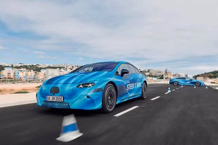 Hãng xe sang Đức hiện đang chuẩn bị cho lần nâng cấp thứ hai và Mercedes đã xác nhận mẫu xe này sẽ tích hợp công nghệ lái điện tử (steer-by-wire) cũng như vô lăng kiểu ngang gây tranh cãi. Mặc dù Mercedes hiện không đi sâu vào nhiều chi tiết cụ thể, nhưng họ cho biết những thay đổi này giúp giảm lực cần thiết khi lái và có nghĩa là người lái không còn cần phải điều chỉnh vị trí cầm vô lăng khi rẽ.