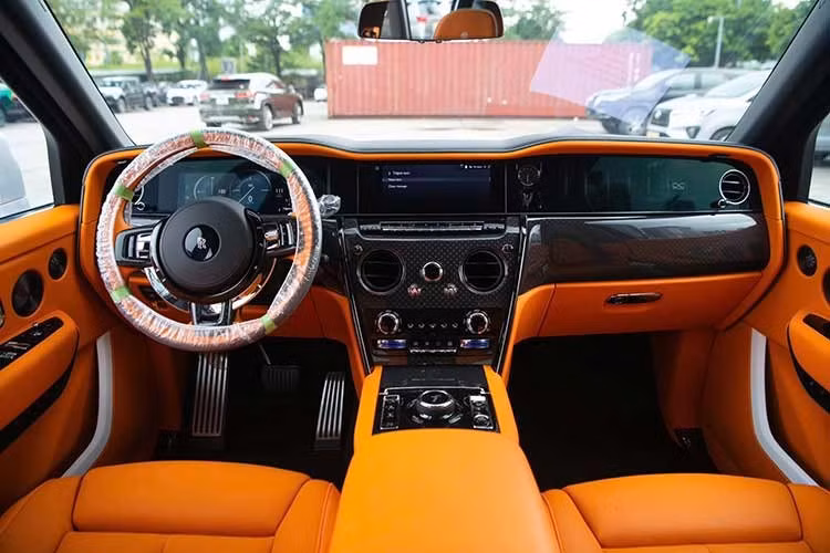 Xe có cốp xe mở dạng vỏ sò với hai phần, dung tích chứa hành lý tiêu chuẩn đạt 560 lít. Phần cốp tách biệt bởi vách kính ngăn giữa khoang hành khách nhằm tối ưu sự yên tĩnh cho khoang hành khách. Bên trong cabin, chiếc Rolls-Royce Cullinan Black Badge 2025 sở hữu nội thất được bọc da màu cam Hermes kết hợp với một số chi tiết được ốp carbon.