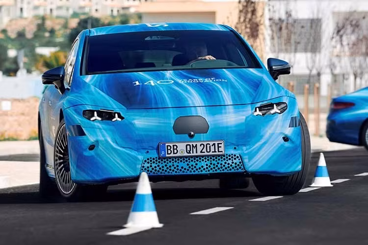 Với kiến trúc điện mới, Mercedes cũng có thể trang bị một bộ pin mới với hóa chất trong từng cell được cải tiến cũng như các động cơ hiệu quả hơn được phát triển nội bộ. Những thay đổi này sẽ mang lại sự cải thiện đáng kể về phạm vi hoạt động, mặc dù điều đó không phải là vấn đề lớn vì mẫu xe hiện tại có thể di chuyển tới 628km giữa các lần dừng.