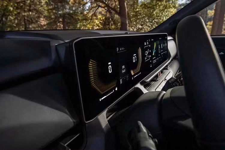 Phù hợp với định hướng nâng tầm trải nghiệm, Kia cung cấp các trang bị thường thấy trên xe đắt tiền hơn cho Seltos mới như cửa sổ trời toàn cảnh và camera 360 độ. Tuy nhiên, đây không phải trang bị tiêu chuẩn, tương tự cần số dạng cột lấy cảm hứng từ EV9 vốn chỉ có trên Kia Seltos Hybrid. Hệ thống hỗ trợ lái nâng cao (ADAS) cũng được trang bị cho mẫu SUV cỡ B này.