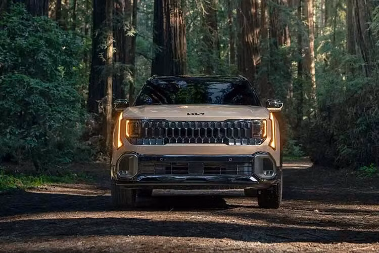 So với thế hệ trước, Seltos 2027 mới có chiều dài cơ sở tăng thêm 60 mm, đạt 2.690 mm. Theo thông tin từ các thị trường khác, xe cũng được mở rộng chiều ngang thêm 40 mm, góp phần cải thiện không gian nội thất và khoang hành lý.