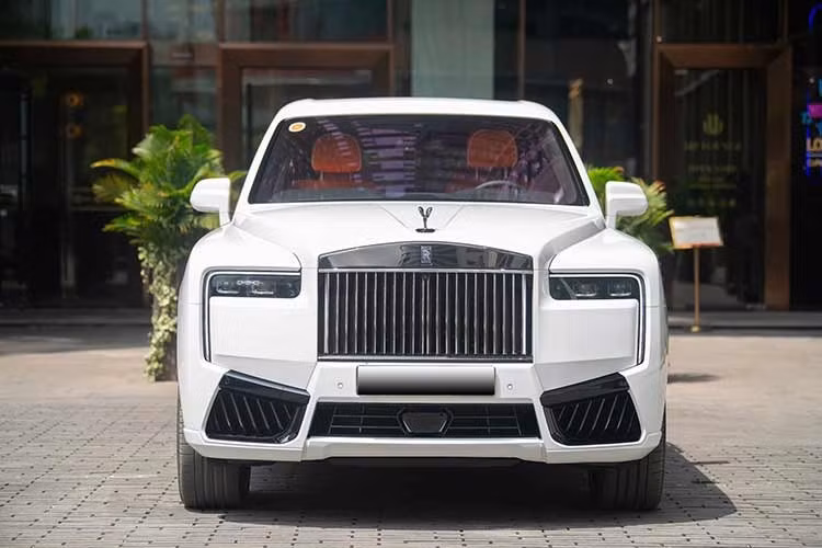 Thông tin từ nhà phân phối chính hãng của Rolls-Royce tại Việt Nam, Cullinan Series II và Cullinan Series II Black Badge có mức giá lần lượt là 36,69 và 41,99 tỷ đồng. Nếu mua thêm tùy chọn và hoàn tất thủ tục lăn bánh, giá trị của một chiếc Cullinan Series II Black Badge có thể lên tới gần 60 tỷ đồng.