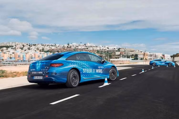 Mercedes cũng hé lộ một phần ngoại thất được cập nhật, với đèn pha tích hợp họa tiết ngôi sao. Ngoài ra có thể kỳ vọng vào lưới tản nhiệt được thiết kế lại và cản trước/sau được cập nhật - một lần nữa lại na ná CLA. Quan trọng hơn, EQS có thể áp dụng kiến ​​trúc điện 800 volt mới để giảm đáng kể thời gian sạc.