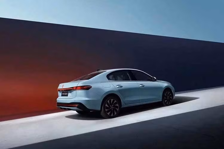 Volkswagen Sagitar S có giá khởi điểm 79.800 Nhân dân tệ (khoảng 279 triệu đồng) tại thị trường Trung Quốc, chỉ bằng một nửa so với Jetta tiêu chuẩn tại thị trường Mỹ. Ngay cả phiên bản Sagitar S tăng áp với trang bị đầy đủ nhất cũng chỉ có giá 117.800 Nhân dân tệ (412 triệu đồng), gần với mức giá khởi điểm 114.900 Nhân dân tệ (402 triệu đồng) của đàn anh Sagitar L vốn có kích thước lớn hơn.