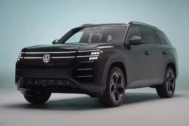 Volkswagen Teramont (hay còn gọi là Atlas ở thị trường Mỹ) từ lâu đã bị xem như một mẫu xe “lưng chừng” trong phân khúc vì không thực sự nổi bật ở bất kỳ khía cạnh nào. Điều này khiến mẫu SUV nhà Volkswagen chưa thực sự hút khách. Để thay đổi điều đó, hãng xe Đức đã thiết kế lại hoàn toàn mẫu SUV này với không gian nội thất rộng hơn, cao cấp hơn và công suất tăng nhẹ.