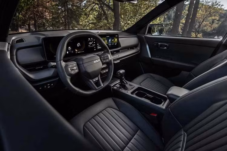 Màn hình đi kèm hệ thống thông tin giải trí mới hỗ trợ cập nhật qua mạng OTA. Các ứng dụng xem trực tuyến như YouTube và Netflix cũng được tích hợp vào màn hình. Bên cạnh đó là giao diện màn hình có thể thay đổi theo chủ đề các đội bóng rổ NBA và thương hiệu Disney.