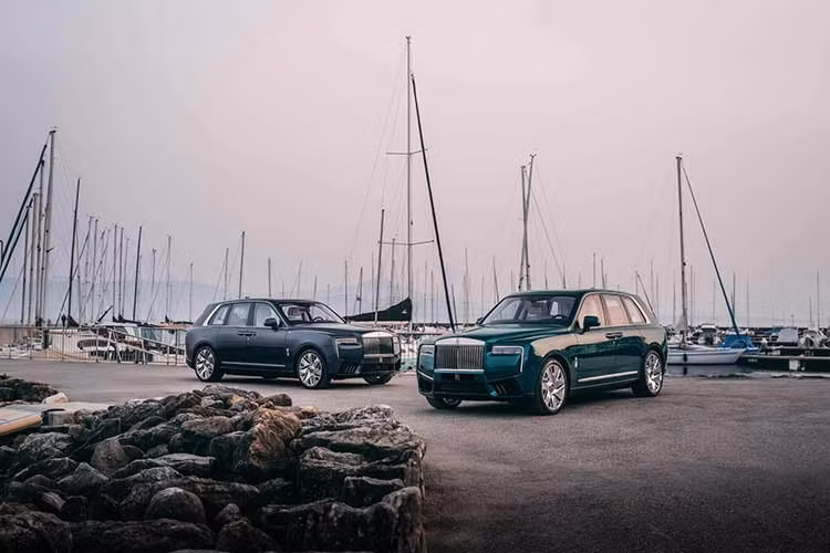 Rolls-Royce Cullinan Yachting tôn vinh ngôn ngữ thiết kế, vật liệu và tinh thần của du thuyền đương đại. Mỗi chiếc xe đều được định nghĩa bởi một trong bốn hướng chính của la bàn (Đông, Tây, Nam, Bắc), mặt tap-lô và bàn picnic đều có tác phẩm nghệ thuật tái hiện vệt sóng của thuyền con khi chạy tốc độ cao, hướng về du thuyền đang neo đậu; đảm bảo mỗi xe là một kiệt tác độc nhất vô nhị.