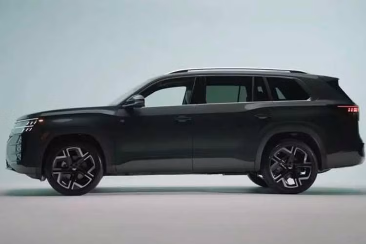 Ngoại thất Volkswagen Teramont 2027 vẫn duy trì những đường nét đặc trưng của thương hiệu Đức nhưng được tinh chỉnh để trở nên hiện đại và lực lưỡng hơn. Toàn bộ thân vỏ đã được làm mới, kết hợp cùng lưới tản nhiệt mở rộng và cụm đèn xếp tầng tạo nên diện mạo bề thế. Vòm bánh xe lớn cùng các tùy chọn mâm xe có kích thước từ 18 đến 21 inch giúp tổng thể xe trông vững chãi và năng động.