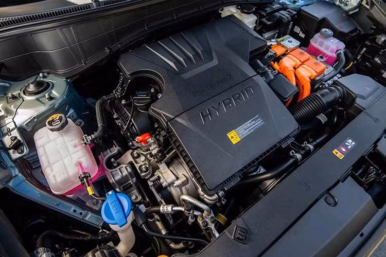 Bên cạnh đó, khách hàng vẫn có thể lựa chọn các phiên bản động cơ truyền thống, bao gồm động cơ 2.0L kết hợp hộp số CVT hoặc động cơ tăng áp 1.6L công suất khoảng 190 mã lực đi kèm hệ dẫn động bốn bánh và hộp số tự động 8 cấp. Các phiên bản này sẽ được phân phối sớm hơn, ngay trong mùa xuân.