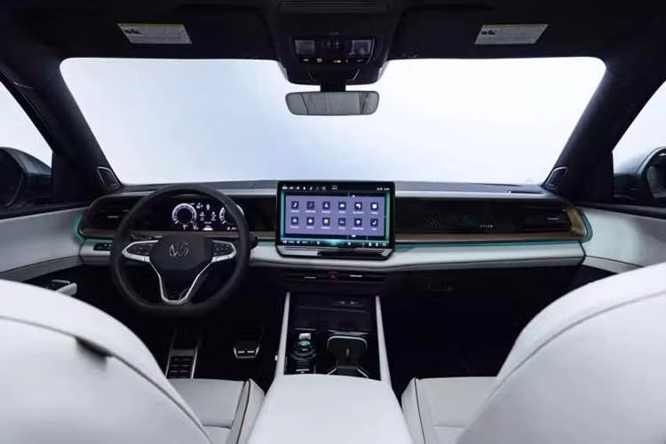 Nếu thế hệ tiền nhiệm thường bị nhận xét là đơn điệu thì nội thất của Teramont 2027 thực sự là một cuộc cách mạng về thẩm mỹ và tiện nghi. Volkswagen đã đưa gỗ thật vào ốp trang trí trên tất cả các phiên bản, xóa bỏ hoàn toàn cảm giác thực dụng trước đây. Khu vực táp-lô được thiết kế lại phẳng và thoáng đạt hơn, kết hợp cùng hệ thống đèn viền nội thất đa sắc.