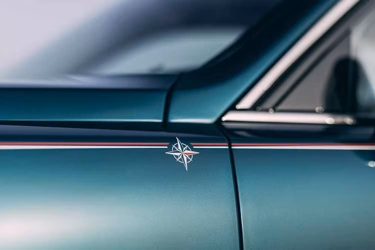 Để tạo hiệu ứng sóng chân thực, nghệ nhân phun sơn lên lớp sơn bóng ướt rồi dùng cọ vẽ tay định hình. Bằng cách thổi khí qua bề mặt và hướng dẫn sơn thủ công, nghệ nhân tạo nên cảm giác chuyển động tự nhiên.Tác phẩm vẽ tay nằm trong một bố cục rộng chạy suốt chiều ngang xe. Mặt tap-lô được hoàn thiện bằng sơn Bespoke mang tên Piano Milori Sparkle, tông xanh kim loại đậm gợi lên màu xanh sâu và trong của vùng Côte d’Azur.