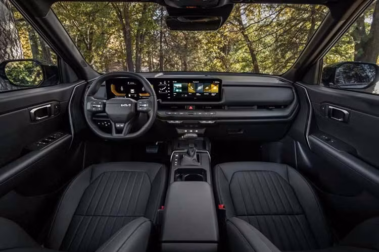 Bên trong xe, Kia đẩy mạnh yếu tố công nghệ. Tại đây, xe được trang bị màn hình gần 30 inch chiếm vị trí trung tâm trên mặt táp-lô, tích hợp bảng đồng hồ kỹ thuật số và màn hình thông tin giải trí làm một.