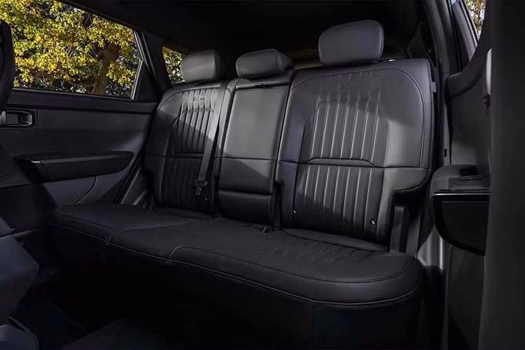 Điểm đáng chú ý nhất trên Seltos 2027 là sự xuất hiện của phiên bản hybrid. Xe sử dụng động cơ tăng áp 1.6L kết hợp hệ dẫn động cầu trước thông qua hộp số ly hợp kép 6 cấp, đồng thời có tùy chọn hệ dẫn động bốn bánh điện tử (e-AWD).