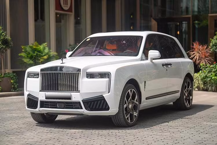 Cụ thể, chiếc xe siêu sang Rolls-Royce Cullinan Black Badge 2025 đầu tiên tại Việt Nam này mới đây đã được chủ nhân đưa lên sàn xe cũ chỉ sau khoảng 800km lăn bánh. Theo một số nguồn tin, chiếc SUV siêu sang này được nhập mới 100% vào năm ngoái từ một đơn vị kinh doanh ôtô tư nhân đình đám ở Hà Nội.