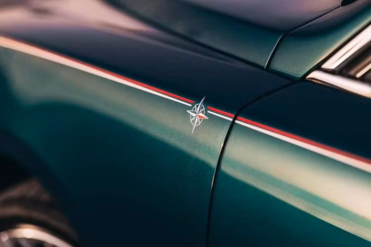 Trên phần Waterfall phía sau là họa tiết la bàn khảm gỗ, điểm nhấn chủ đạo của chủ đề. Mỗi họa tiết hơn 40 mảnh veneer riêng lẻ từ gỗ tự nhiên, gỗ sáng, gỗ tối tạo nên họa tiết la bàn phức tạp, sang trọng và mang đậm chất hàng hải.Nội thất được hoàn thiện bằng da Arctic White và Navy Blue, chỉ khâu tương phản, viền và monogram tựa đầu màu Navy. Phần chèn lưng ghế có họa tiết thêu tay theo đường chéo bằng chỉ đặc trưng của Rolls-Royce.