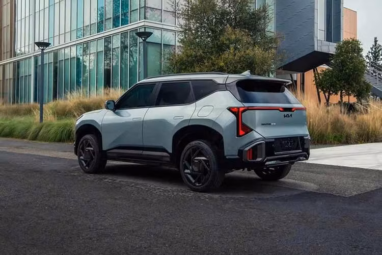 Seltos 2027 tiếp tục cung cấp nhiều cấu hình, trong đó phiên bản X-Line hướng đến phong cách thể thao và off-road với các chi tiết thiết kế riêng, mâm xe kích thước lớn và nội thất được nâng cấp. Xe sử dụng động cơ tăng áp 1.6L chỉ có cấu hình X-Line, trong khi gói trang bị cao cấp còn bổ sung ghế lái thư giãn và các tiện ích nâng cao.